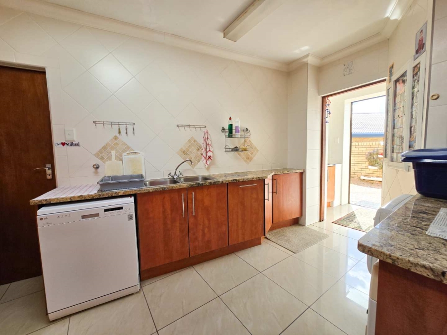4 Bedroom Property for Sale in Stilbaai Wes Western Cape